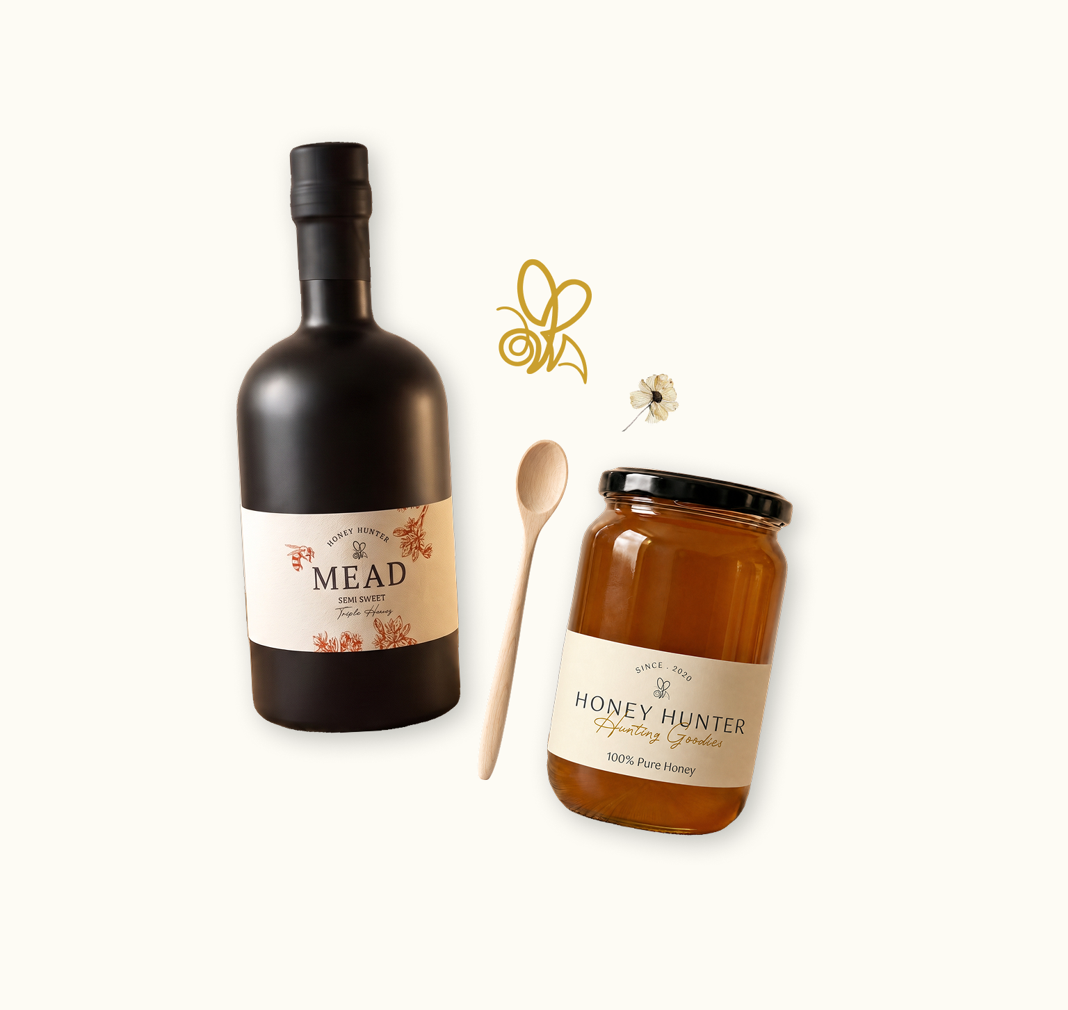 סט מתנה של Honey Hunter: בקבוק מיד (יין דבש) בגימור שחור מט עם תווית 'MEAD Semi Sweet Triple Honey', לצד צנצנת דבש טהור 100% עם מכסה שחור ותווית קרם, כפית עץ קטנה, ואיור פרח יבש וכוורת זהובה על רקע קרם בהיר.